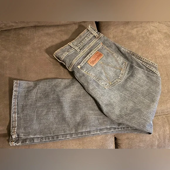 EUC, No tags. Mens Wrangler Retro Jeans Relaxed Boot. Size: 34x32 - Picture 1 of 4
